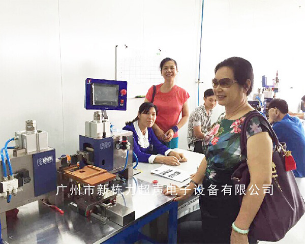 新棟力專利產品超聲波雙邊焊接機應用現場
